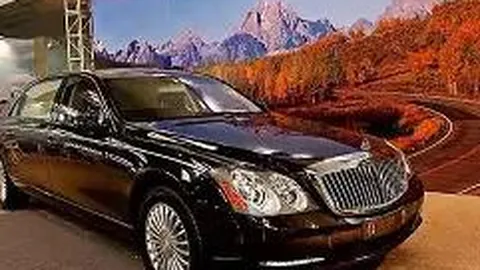 黄渤携神秘女子江畔同行引热议，亲自发布合照否认绯闻