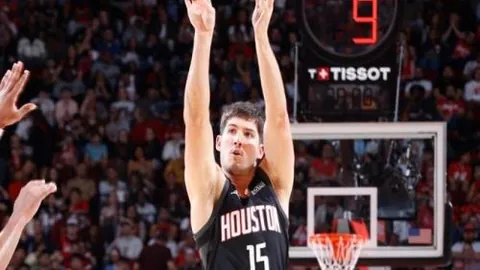 穆里尼奥62岁赛季终章：欧联杯遗憾出局，点球决战败北，三名球员意外失点错失翻盘良机。