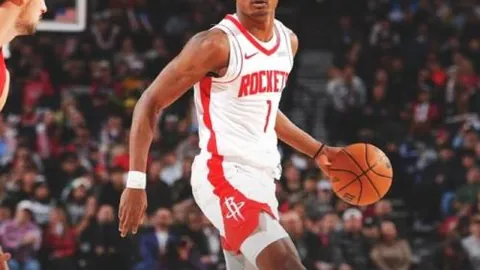 裘德·贝灵汉女友圣地亚哥·伯纳乌观战，对男队表现赞不绝口